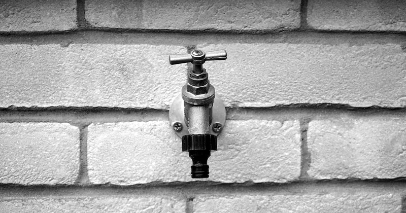 Fuite au niveau des raccords d'arrivée d'eau : la solution la plus simple