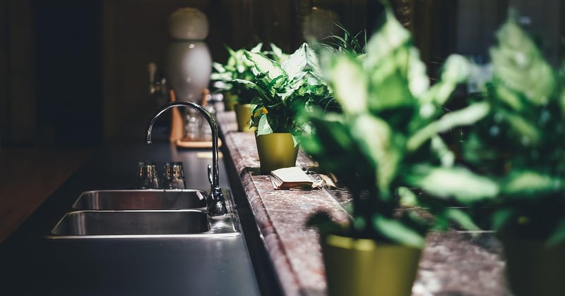 Réparer une fuite sous l’évier : étapes et astuces pratiques